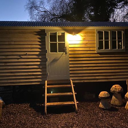 Chez Maurice Luxury Shepherds Hut With Bath And Hot Tub Kelling Eksteriør bilde