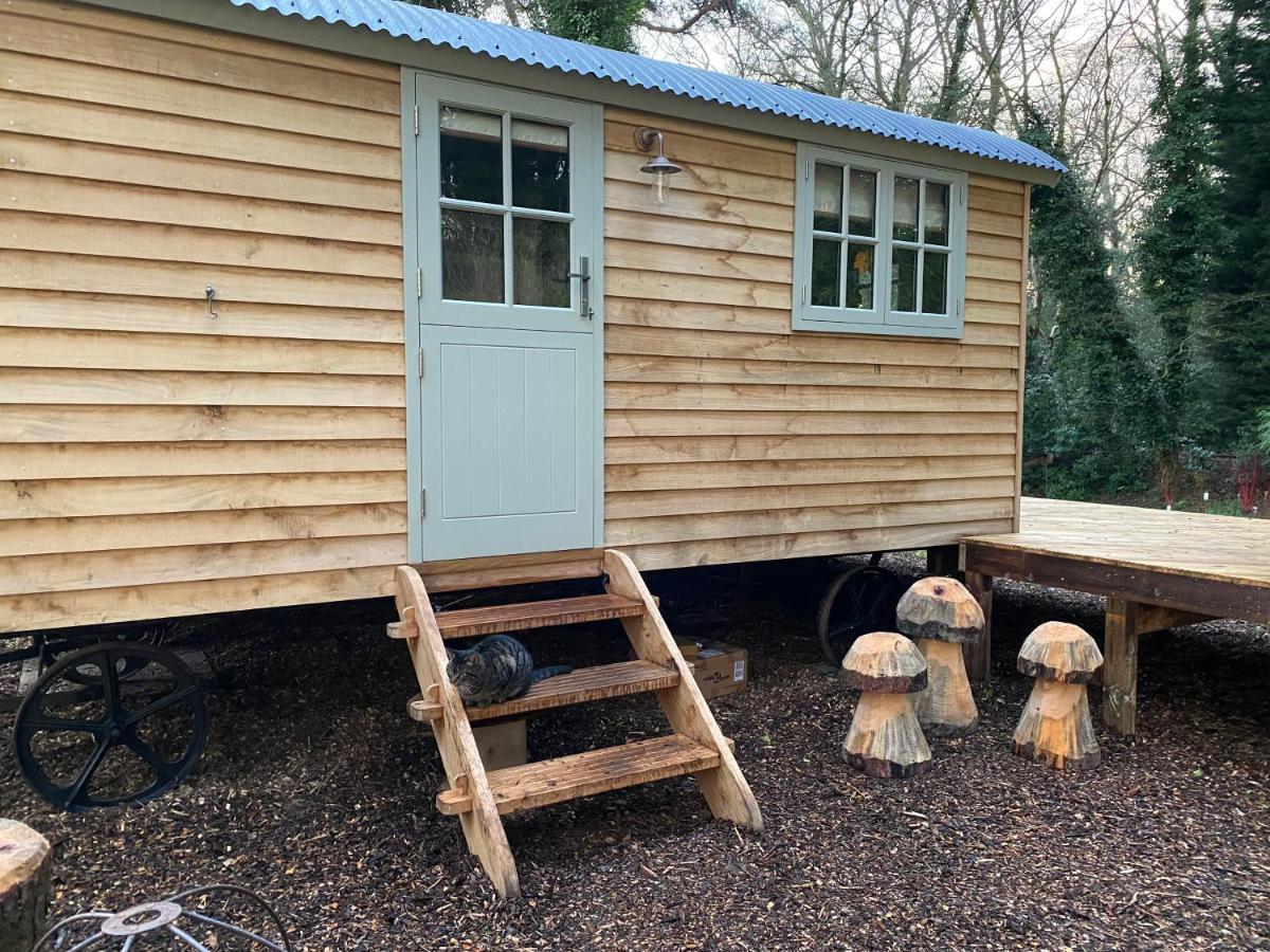 Chez Maurice Luxury Shepherds Hut With Bath And Hot Tub Kelling Eksteriør bilde