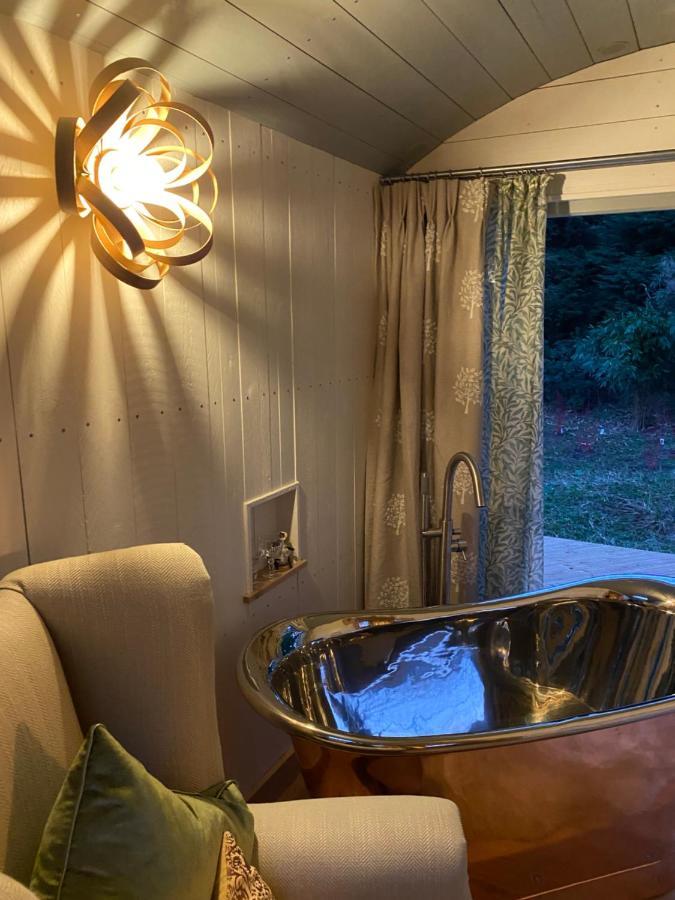 Chez Maurice Luxury Shepherds Hut With Bath And Hot Tub Kelling Eksteriør bilde