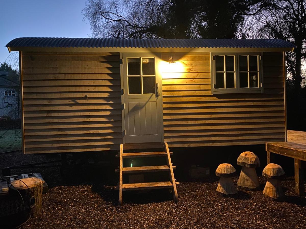 Chez Maurice Luxury Shepherds Hut With Bath And Hot Tub Kelling Eksteriør bilde