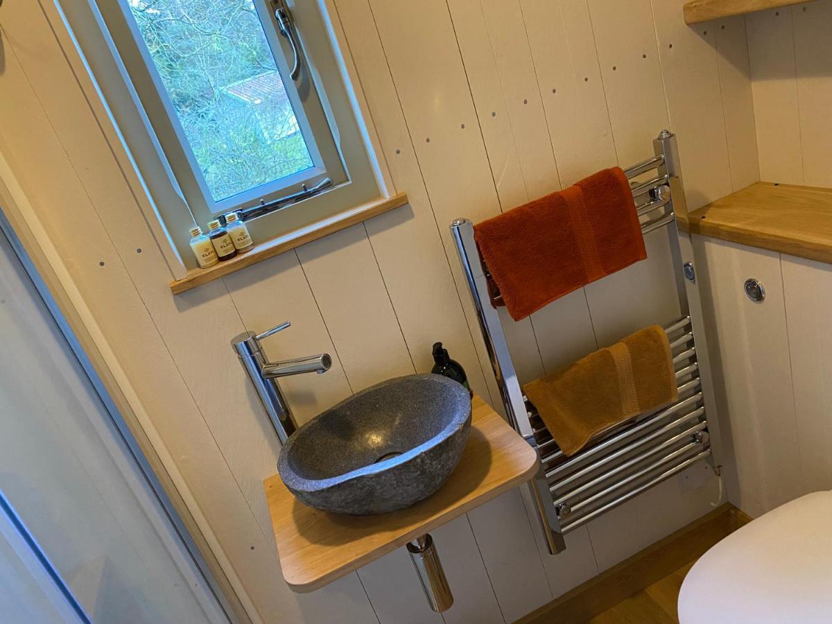 Chez Maurice Luxury Shepherds Hut With Bath And Hot Tub Kelling Eksteriør bilde