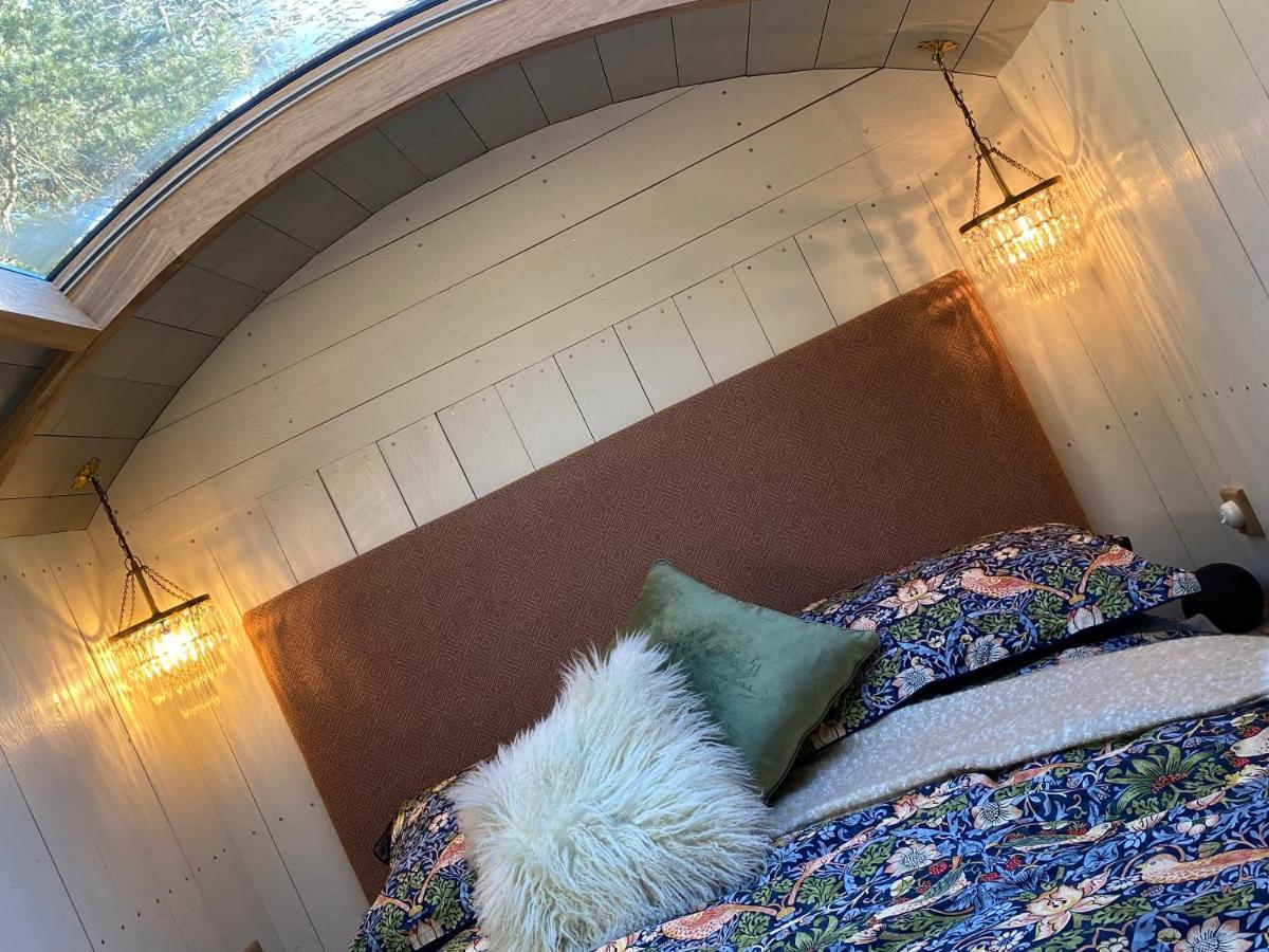 Chez Maurice Luxury Shepherds Hut With Bath And Hot Tub Kelling Eksteriør bilde