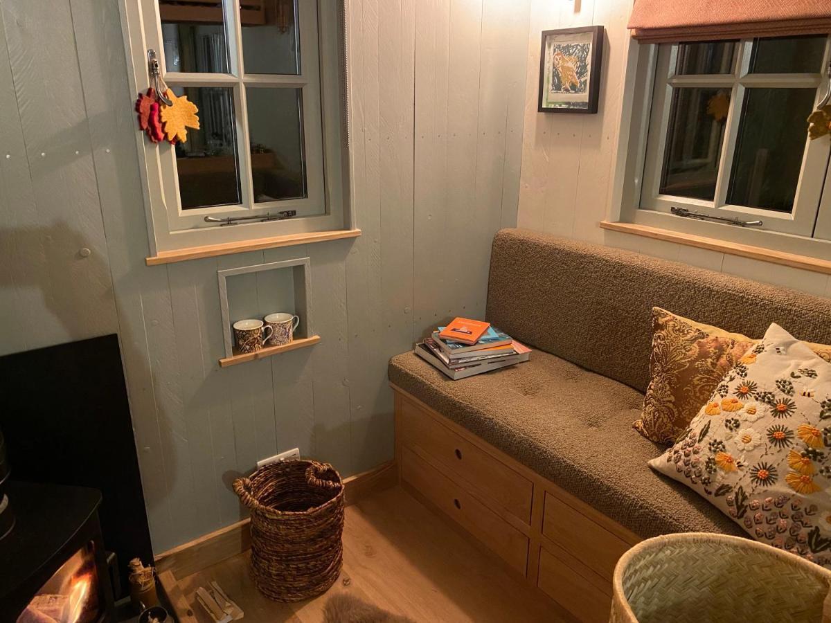 Chez Maurice Luxury Shepherds Hut With Bath And Hot Tub Kelling Eksteriør bilde