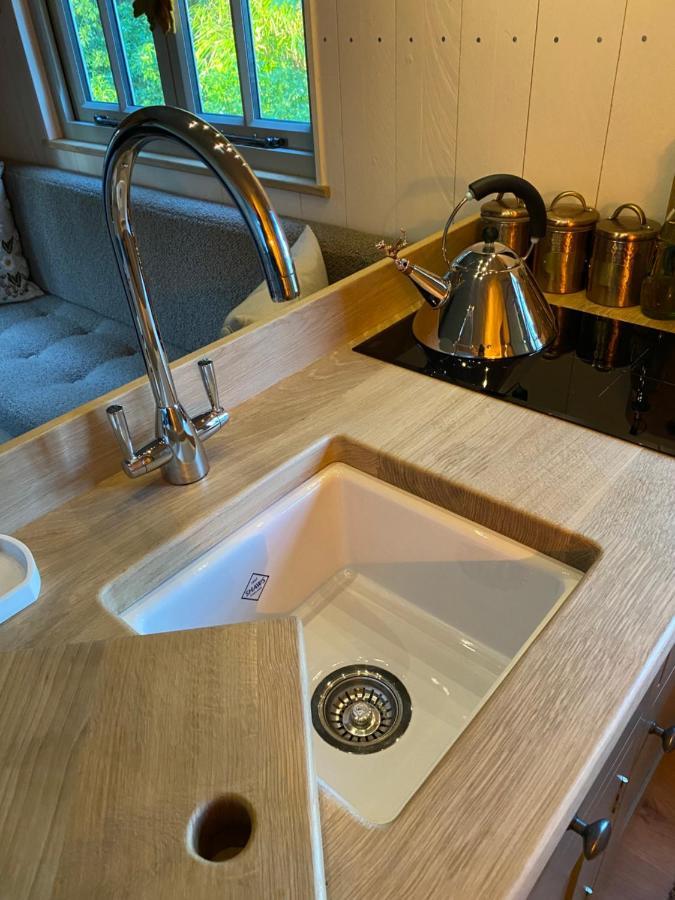 Chez Maurice Luxury Shepherds Hut With Bath And Hot Tub Kelling Eksteriør bilde